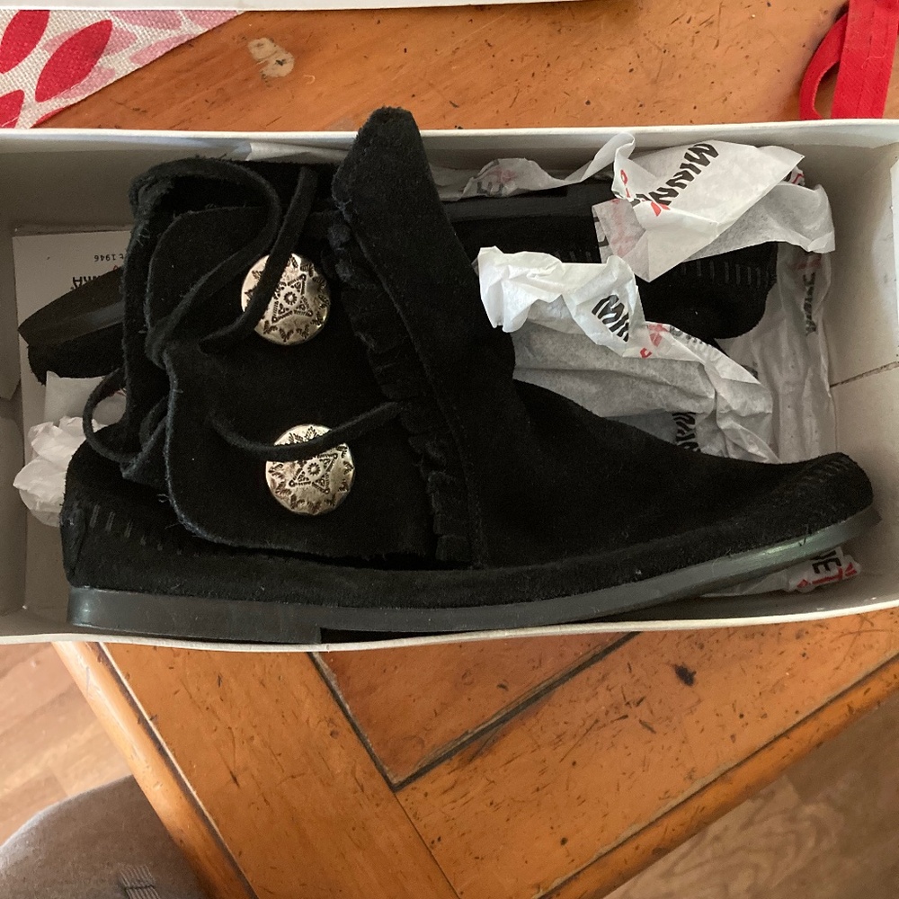 Size 9 Women's Two Button Hardsole Boot By Minne onka